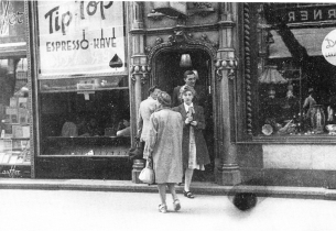A Tip-Top eszpressz� a V�ci utc�ban, 1947, R�th K�roly felv�tele, Magyar Nemzeti M�zeum T�rt�neti F�nyk�pt�ra