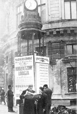 A ''randev� �ra'' a Nemzeti Sz�nh�z el�tt, 1956 december, F�nyes Tam�s felv�tele, Magyar Nemzeti M�zeum T�rt�neti F�nyk�pt�ra