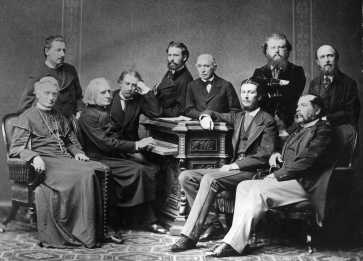 Liszt bar�tai k�r�ben, az �l� sorban balr�l: Haynald Lajos b�boros, kalocsai �rsek, Liszt, Apponyi Albert �s Kar�tsonyi Guid�, m�g�tt�k: Husz�r Imre, Sz�chenyi Imre, Mihalovich �d�n, Augusz Antal, Hans Richter karmester �s Johann Nepomuk Dunkl. 1873. Kozmata Ferenc felv�tele