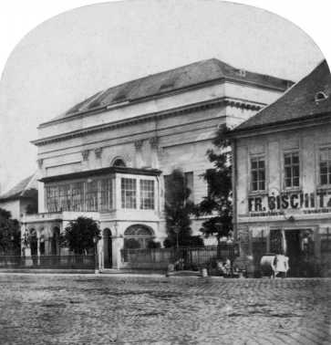 A r�gi Nemzeti (Pesti Magyar) Sz�nh�z a R�k�czi �t �s a M�zeum k�r�t sark�n, 1860-as �vek, sztere� felv�tel