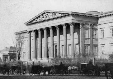 A Nemzeti M�zeum �p�lete v�rakoz� b�rkocsikkal, 1870-es �vek eleje, vizitk�rtya