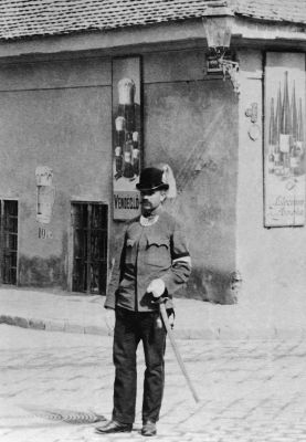 Posztol� rend�r a N�dor utc�ban egy kocsma el�tt 1896 k�r�l. R�szlet Kl�sz Gy�rgy felv�tel�b�l, Budapesti T�rt�neti M�zeum Kiscelli M�zeum