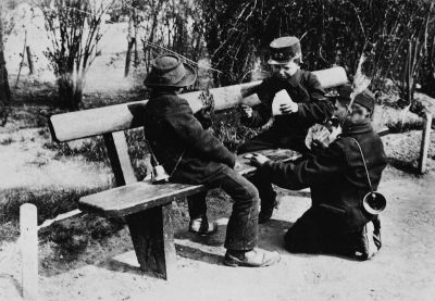 K�rty�z� gyerekek a V�rosligetben, 1910-es �vek, M�llner J�nos felv�tele, Magyar Nemzeti M�zeum T�rt�neti F�nyk�pt�r