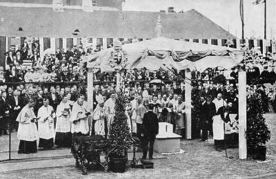 Az �r�kim�d�s templom alapk�let�tele 1904. m�jus 18-�n. Mobay Lajos: A budapesti k�z�pponti olt�regyes�let f�l �vsz�zados t�rt�nete 1859. november 6. - 1909. november 6.