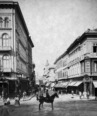 A Hatvani (ma: Kossuth Lajos) utca a Kerepesi (ma: R�k�czi) �t fel�l a szab�lyoz�s el�tt. Az utca v�g�n balra a Curia sarka l�tszik, mellette a Feszty-f�le baz�r�p�let. Jobbra a Dreher-palota kupol�ja emelkedik. 1890 k�r�l. Kl�sz Gy�rgy felv�tele. Budapesti T�rt�neti M�zeum