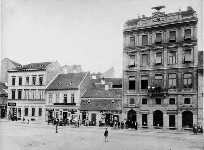 A Kalap (ma: Ir�nyi) utca p�ratlan oldal a Belv�ros szab�lyoz�sa idej�n, az egykori Sebesty�n t�r fel�l. A p�ros oldalt m�r lebontott�k. A baloldali egyemeletes �p�let a r�gi Pest egyik nevezetess�ge, a Borsajt�-h�z, jobbra a Sas-h�z emelkedik. 1898 k�r�l. Ismeretlen f�nyk�p�sz felv�tele. Budapesti T�rt�neti M�zeum