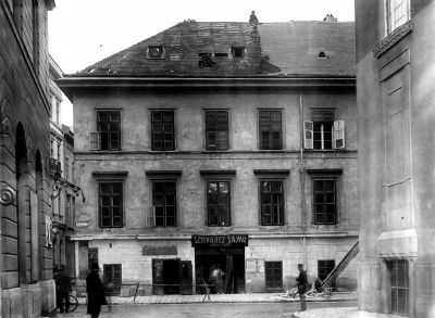A Moln�r utca �s a S�rh�z utca sark�n �ll� Martinelli-h�z bont�sa. 1900-as �vek eleje. Ismeretlen f�nyk�p�sz felv�tele. F�v�rosi Szab� Ervin K�nyvt�r, Budapest Gy�jtem�ny