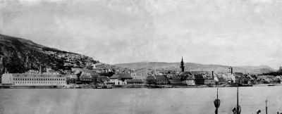 A budai Duna-part. Balra a Ruda f�rd�, jobbra a tab�ni Szent Katalin templom �s a g�r�gkeleti szerb templom tornyai emelkednek. 1875 k�r�l. Ismeretlen f�nyk�p�sz panor�mafelv�tel�nek r�szlete. Magyar Nemzeti M�zeum