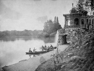 Zenepavilon a Dr�t-szigeten. A k�p k�zep�n a p�va-sziget f�i l�tszanak. 1870-es �vek. Weinwurm Antal felv�tele. Budapesti T�rt�neti M�zeum