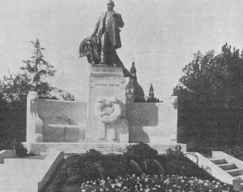BARTHA MIKL�S SZOBRA BUDAPESTEN IST�K J�NOS SZOBORM�VE