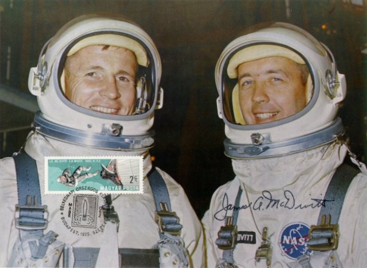 E. H. White m�sodpil�ta �s J. A. McDivitt parancsnok 1965. j�nius 3-�n indult 4 nap 1 �ra 56 perces �rrep�l�sre a Gemini-4 fed�lzet�n. Az els� amerikai 21 perces �rs�t�t White hajtotta v�gre. - Ih�rosi S�ndor mag�ngy�jtem�ny�b�l