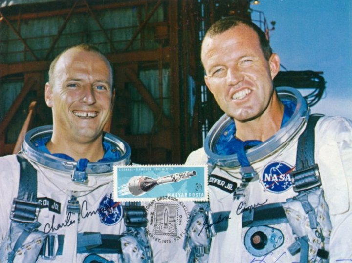 C. Conrad m�sodpil�ta �s L. G. Cooper parancsnok 1965. augusztus 21-�n indult 7 nap 22 �ra 56 perces �rrep�l�sre a Gemini-5 fed�lzet�n. A tart�s s�lytalans�g �lettani hat�sait vizsg�lt�k. - Ih�rosi S�ndor mag�ngy�jtem�ny�b�l