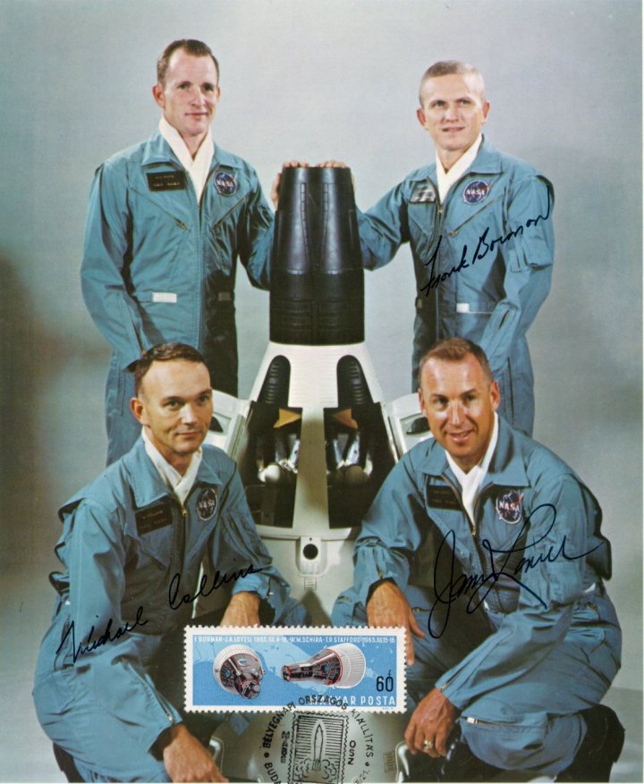 A Gemini-6 ind�t�s�nak elhalaszt�s�t k�vet�en a Gemini-7 1965. december 4-�n startolt F. Borman parancsnokkal (jobbra fel�l) �s J. A. Lovell m�sodpil�t�val (jobbra alul) a fed�lzet�n. A k�pen a seg�dszem�lyzet tagjai is l�that�ak: E. H. White (balra fel�l) �s M. Collins (balra alul). - Ih�rosi S�ndor mag�ngy�jtem�ny�b�l