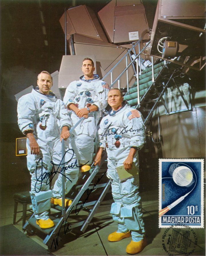 1968. december 21-�n az Apollo-8 fed�lzet�n indult J. A. Lovell, W. A. Anders �s F. Borman parancsnok 6 nap 3 �r�s �rrep�l�sre. T�zszer ker�lt�k meg a Holdat. - Ih�rosi S�ndor mag�ngy�jtem�ny�b�l
