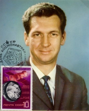A. G. Nyikolajev parancsnok �s V. I. Szevasztyjanov (k�p�nk�n) fed�lzeti m�rn�k 1970. j�nius 1-�n indult a Szojuz-9 fed�lzet�n 17 nap 16 �ra 59 perces �rrep�l�sre. Rep�l�si id�tartamrekordot �ll�tottak fel. - Ih�rosi S�ndor mag�ngy�jtem�ny�b�l