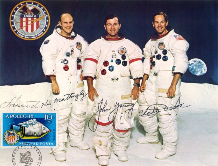 T. K. Mattingly, J. W. Young parancsnok �s C. M. Duke 1972. �prilis 16-�n indult az Apollo-16 fed�lzet�n 11 nap 1 �ra 54 perces �rrep�l�sre. Young �s Duke a Descartes-kr�tern�l h�rom �t sor�n �sszesen 27 km-t tettek meg - 1 7,7 km/h maxim�lis sebess�get �rtek el - a holdaut�val. - Ih�rosi S�ndor mag�ngy�jtem�ny�b�l