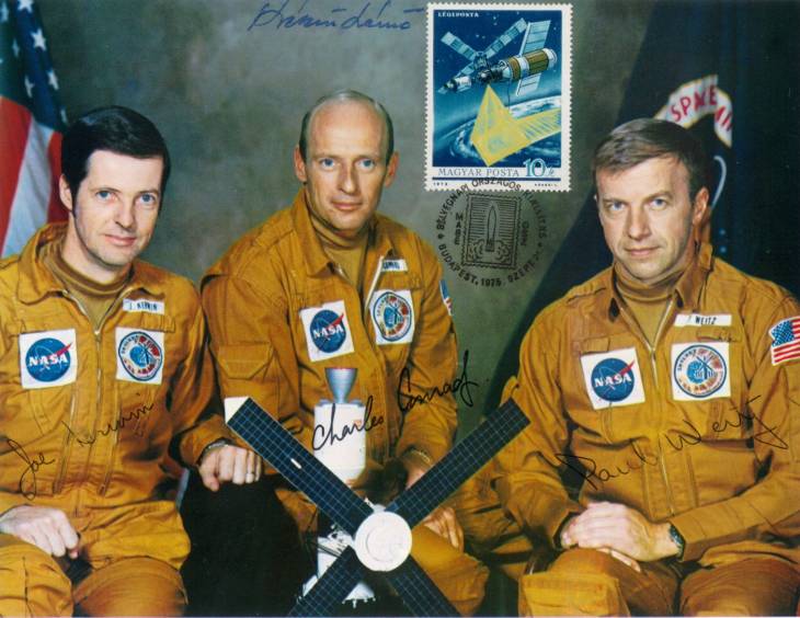 A Skylab tudom�nyos, m�szaki �s gyakorlati feladatokat ell�t�, F�ld k�r�li p�ly�ra tervezett amerikai �r�llom�s volt. A Skylab-1-et 1973. m�jus 14-�n ind�tott�k, az �r�llom�s p�ly�ra �ll�t�sa a sorozatosan felmer�l m�szaki probl�m�k miatt azonban nem siker�lt megfelel�en. A k�vetkez� napra tervezett szem�lyzetsz�ll�t� Apollo �rhaj� ind�t�s�t el kellett halasztani. A szakemberek 10 nap alatt elh�r�tott�k a hib�kat, majd J. P. Kerwin, C. Conrad parancsnok �s P. J. Weitz 1973. m�jus 25-�n - Skylab-2 v�llalkoz�s - indulhattak a 28 nap 49 perces �tjukra a h�romszem�lyes Apollo sz�ll�t� �rhaj�n. Az �rhaj�sok sikeresen megjav�tott�k a Skylab megs�r�lt r�szeit. - Ih�rosi S�ndor mag�ngy�jtem�ny�b�l