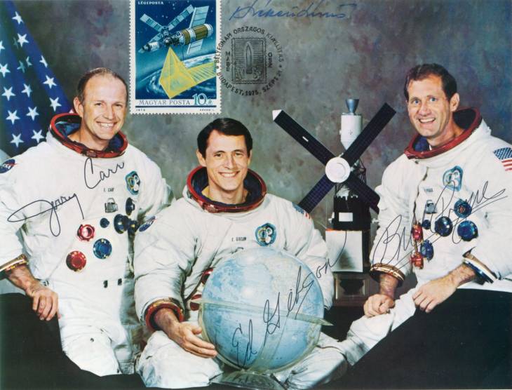 A Skylab �r�llom�s 3. sz�m� leg�nys�ge (Skylab-4-es v�llalkoz�s) G. P. Carr parancsnok, E. G. Gibson �s W. R. Pogue 1973. november 16-�n indult a 84 nap 1 �ra 16 perces rekordhossz�s�g� �rrep�l�sre. - Ih�rosi S�ndor mag�ngy�jtem�ny�b�l
