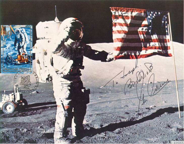 E. A. Cernan, az Apollo-17 parancsnoka tiszteleg az amerikai z�szl�nak. - Ih�rosi S�ndor mag�ngy�jtem�ny�b�l