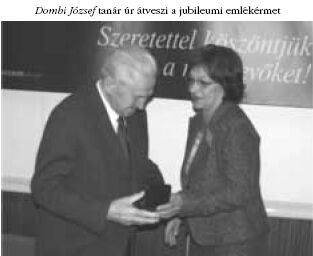 Dombi J. tan�r �r �tveszi a 
jubileumi eml�k�rmet