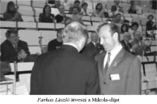 Farkas L�szl� �tveszi 
a Mikola-d�jat