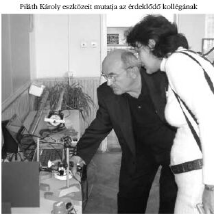 Pil�th K�roly eszk�zeit mutatja az �rdekl�d� koll�g�nak