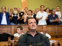 Megtapsolták a jobboldali szimpatizánsok a rasszista-terrorista Budaházy Györgyöt. Természetesen a jobbikos EP képviselő - Morvai Ktisztina - is ott volt és elkezdett üvöltözni amikor meghallotta, hogy az ügyészség kevesli a 13 évig tartó fegyház-büntetést.