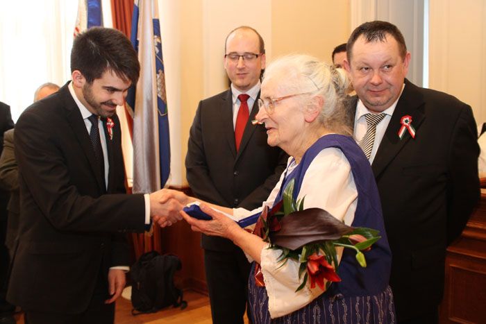 Dr. Bal�zsy P�ter megyei jegyz� gratul�l Dr. Horv�th Ter�zi�nak