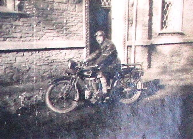Alm�sy L�szl� AJS m�rk�j� motorj�val