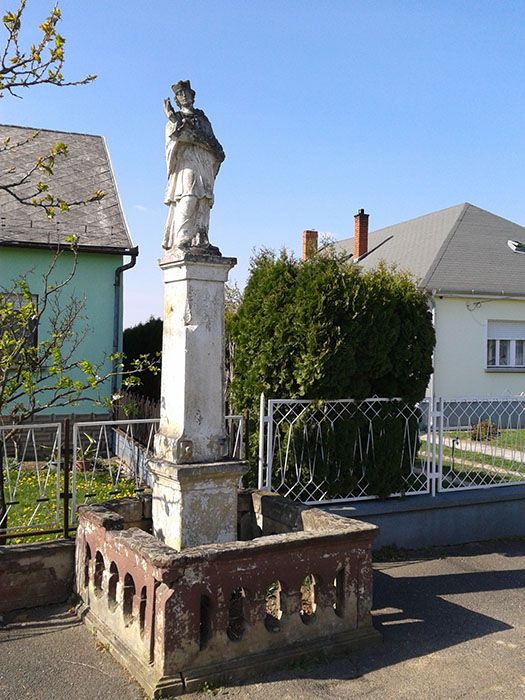 Nepomuki Szent J�nos szobra