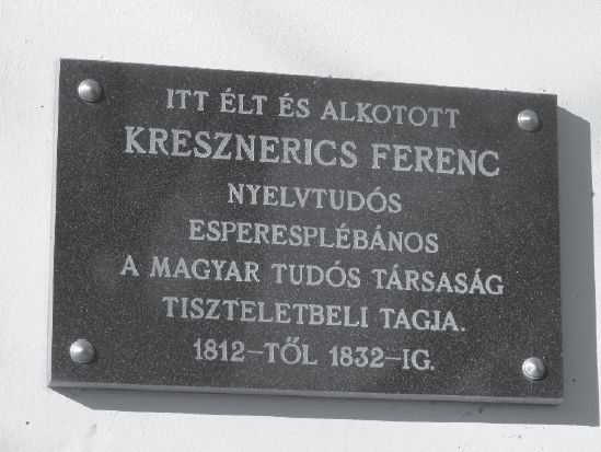 Eml�kt�bla az als�s�gi pl�b�nia fal�n